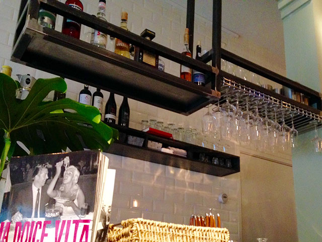 Stalen rek, inclusief hangende glazen, in een restaurant te Amsterdam.