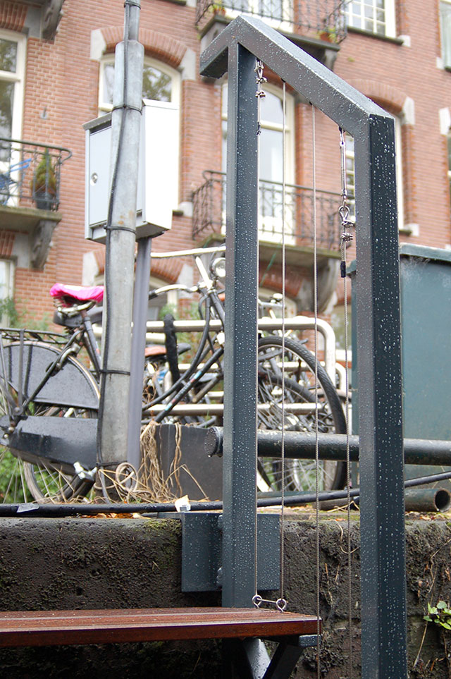 Opgang stalen trap met bankirai planken op een woonboot te Amsterdam, door Staalslager.